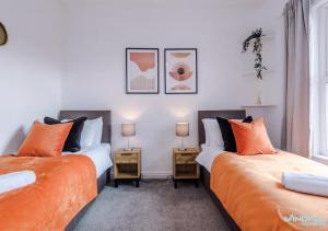 5BR House, Sleeps 10 guests - Free Parking - Business & Contractor Stays