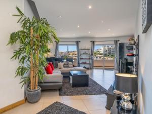 Modern apartment with pool, jacuzzi and gym #1984