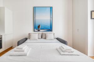 Intrho Isola Luxury Apartment , Modern & Cozy