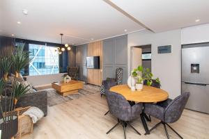 Living in luxury 16 on Bree 1501