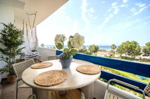 Sea view modern apartment with 4 pools and terrace
