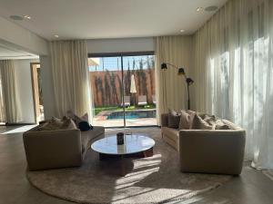 Villa Inaya ,Moderne avec Piscine ,15 min duCentre