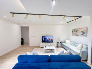 Stylish 2-Bed Flat with Private Balcony & Lift near Farringdon, Clerkenwell, Shoreditch, Hoxton