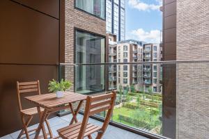 Stylish 2-Bed Flat with Private Balcony & Lift near Farringdon, Clerkenwell, Shoreditch, Hoxton