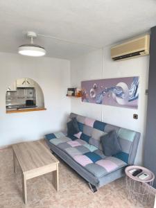 Apartamento California en Benidorm, 1 min playa levante, Wi-Fi, AC y parking