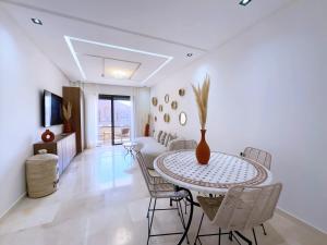 Charmant Appart , Confort avec balcon et piscine