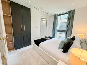 Stylish 2-Bed Flat with Private Balcony & Lift near Farringdon, Clerkenwell, Shoreditch, Hoxton