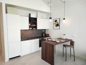 Waterfront Studio Apartment - Marina Village
