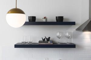 3 Miles to Downtown Broadway Bars - Walk to Coffee from Condo