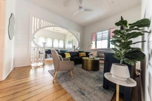 Urban Getaway Colonial 6 beds 2 bath aircon pet family