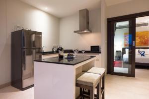 Tropical Serenity - Elegant 1 Bedroom with Pool