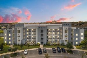 3 Bedrooms 2 Bathrooms Storey Lake 3131-406