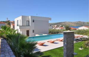 Amazing Home In Seget Vranjica