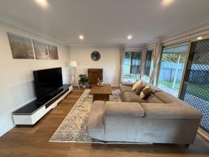 Family & Pet-Friendly 4BR Home Freshly Renovated near Transport & Malls