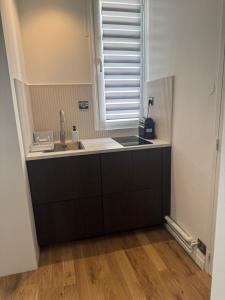 Élégant T2 sur cour Paris Goncourt