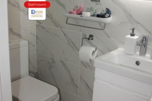 Two Bedroom Apartment By Dashh Properties Short Lets & Serviced Accommodation In Shepherds Bush With Free Wifi