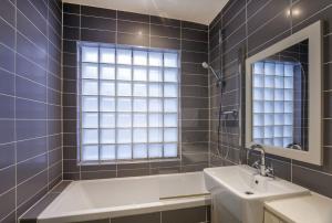 1 The Kings within the City Walls