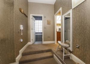 1 The Kings within the City Walls