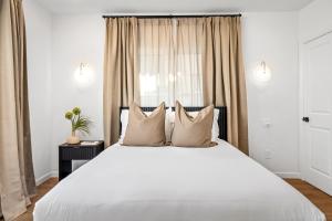 Luxe Spa Lounge, Gated 4 Parking, 2 linked Homes, Sleeps 20