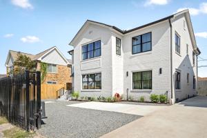 Luxe Spa Lounge, Gated 4 Parking, 2 linked Homes, Sleeps 20