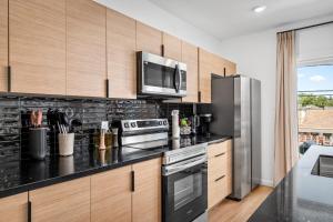 Luxe Spa Lounge, Gated 4 Parking, 2 linked Homes, Sleeps 20