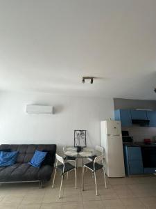 1 bedroom apartment with communal pool