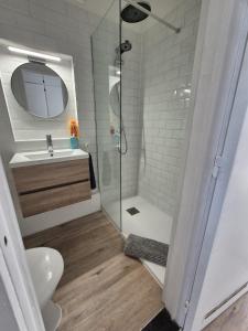 Vernieuwd 1-slaapkamer appartement, frontaal zeezicht met terras