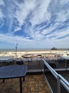 Vernieuwd 1-slaapkamer appartement, frontaal zeezicht met terras