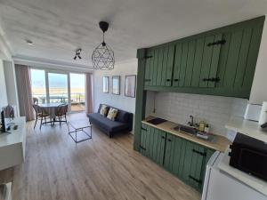 Vernieuwd 1-slaapkamer appartement, frontaal zeezicht met terras