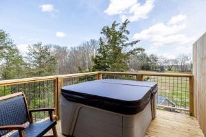 Charming Hideaway near Dolly w Hot tub & Arcade