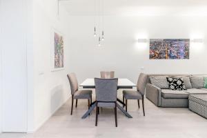 Modern apartment with balcony in Corso Sempione