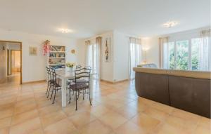 Gorgeous Home In Cessenon Sur Orb