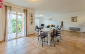 Gorgeous Home In Cessenon Sur Orb
