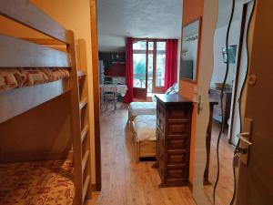 Studio confortable avec Wi-Fi et balcon à Brides-les-Bains - FR-1-512-242