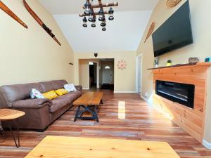 Bear Cabin-3 BR 2 Bath with Indoor Hot tub-one level-FREE Pool Pass-Pet welcome