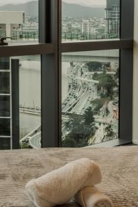 The Marquee Suite - Your Private Cinema Above BNE, Queens Wharf Residence Level 27 Sky Deck & River View