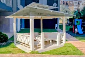 1 Bed Penthouse Sleeps 6 - Outdoor Pool - Garden