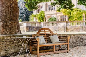 The Old Pool House, Stylish Large Studio in Private Country Estate with Air Con