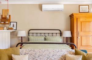 The Old Pool House, Stylish Large Studio in Private Country Estate with Air Con