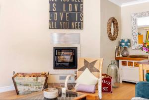 The Old Pool House, Stylish Large Studio in Private Country Estate with Air Con