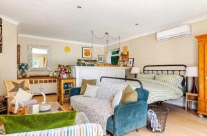 The Old Pool House, Stylish Large Studio in Private Country Estate with Air Con