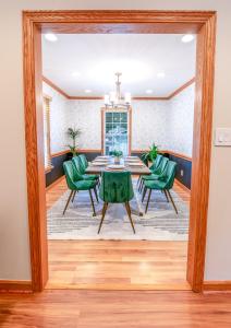 4 Beds ,King Bed, Tvs, Kids essentials, office, Grill, Crib, in Bond park ,PNC Arena