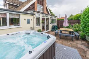 4 bed Coastal cottage sleeping 10 with hot tub