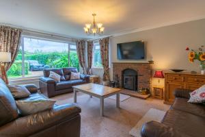 4 bed Coastal cottage sleeping 10 with hot tub