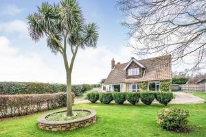4 bed Coastal cottage sleeping 10 with hot tub
