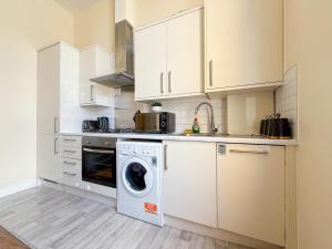 Disc Monthly Rate - Bright 2-Bed Flat with FREE WiFi near Shepherds Bush, Westfield London, Hammersmith & Kensington