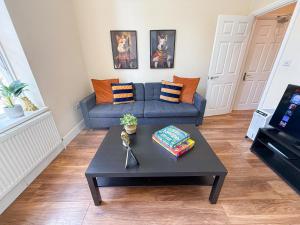 Disc Monthly Rate - Bright 2-Bed Flat with FREE WiFi near Shepherds Bush, Westfield London, Hammersmith & Kensington