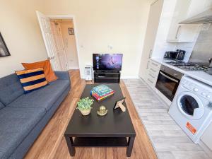 Disc Monthly Rate - Bright 2-Bed Flat with FREE WiFi near Shepherds Bush, Westfield London, Hammersmith & Kensington