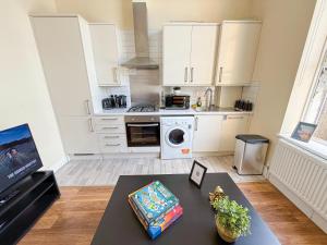 Disc Monthly Rate - Bright 2-Bed Flat with FREE WiFi near Shepherds Bush, Westfield London, Hammersmith & Kensington