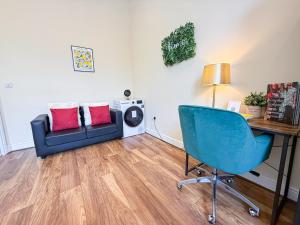 Disc Monthly Rate - Bright 2-Bed Flat with FREE WiFi near Shepherds Bush, Westfield London, Hammersmith & Kensington
